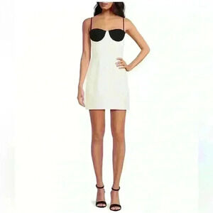 NWT Gianni Bini Clara Crepe
Sweetheart Neckline Dress